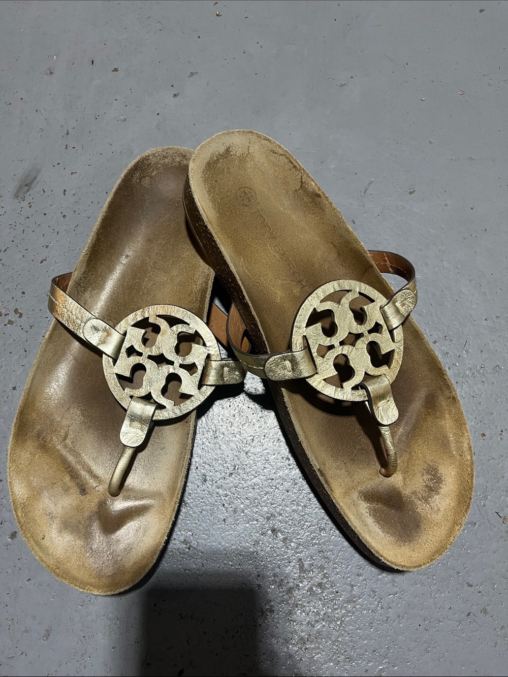 Tory Burch 11 Women’s Metallic Gold Thong Sandals with Decorative Medallion